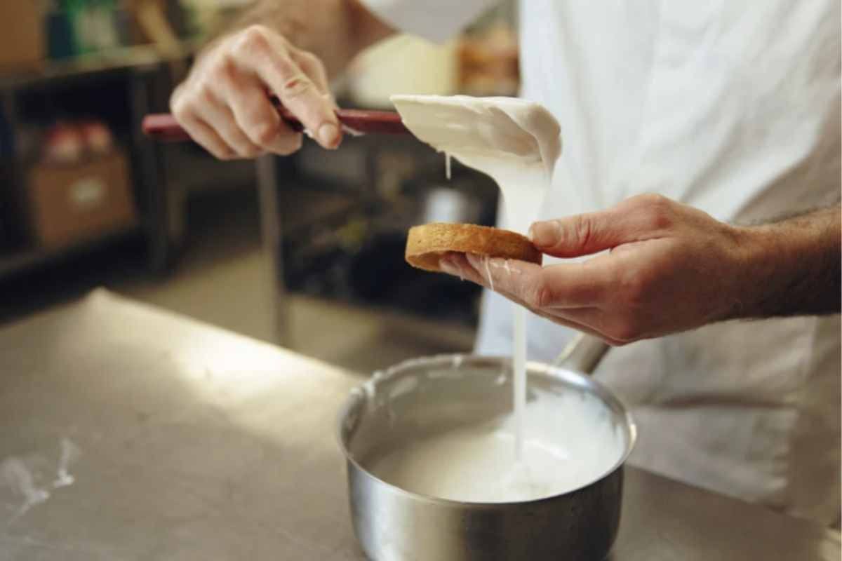 La torta di banane e cacao è un’opzione sana e gustosa per chi vuole coccolarsi senza esagerare con zuccheri e ingredienti poco salutari.